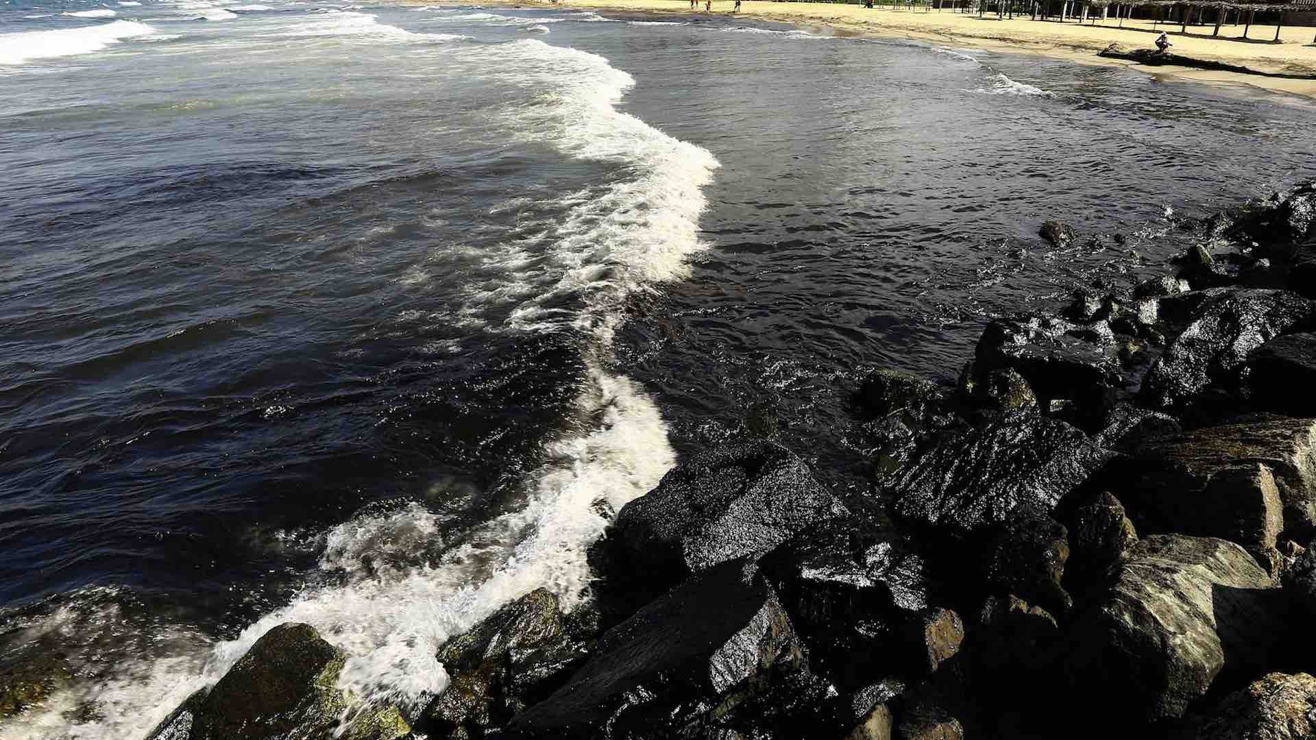 Oil spill disrupts Venezuela's Caribbean coast